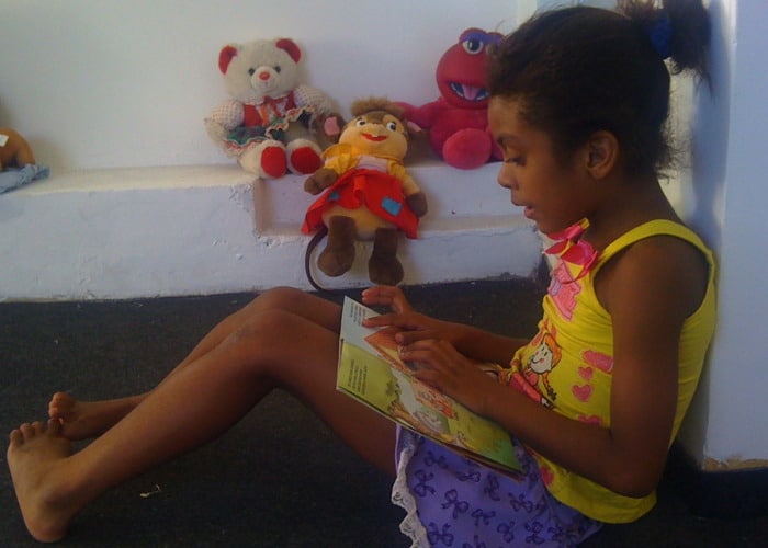 Jhulia leest bij Estrela da Favela